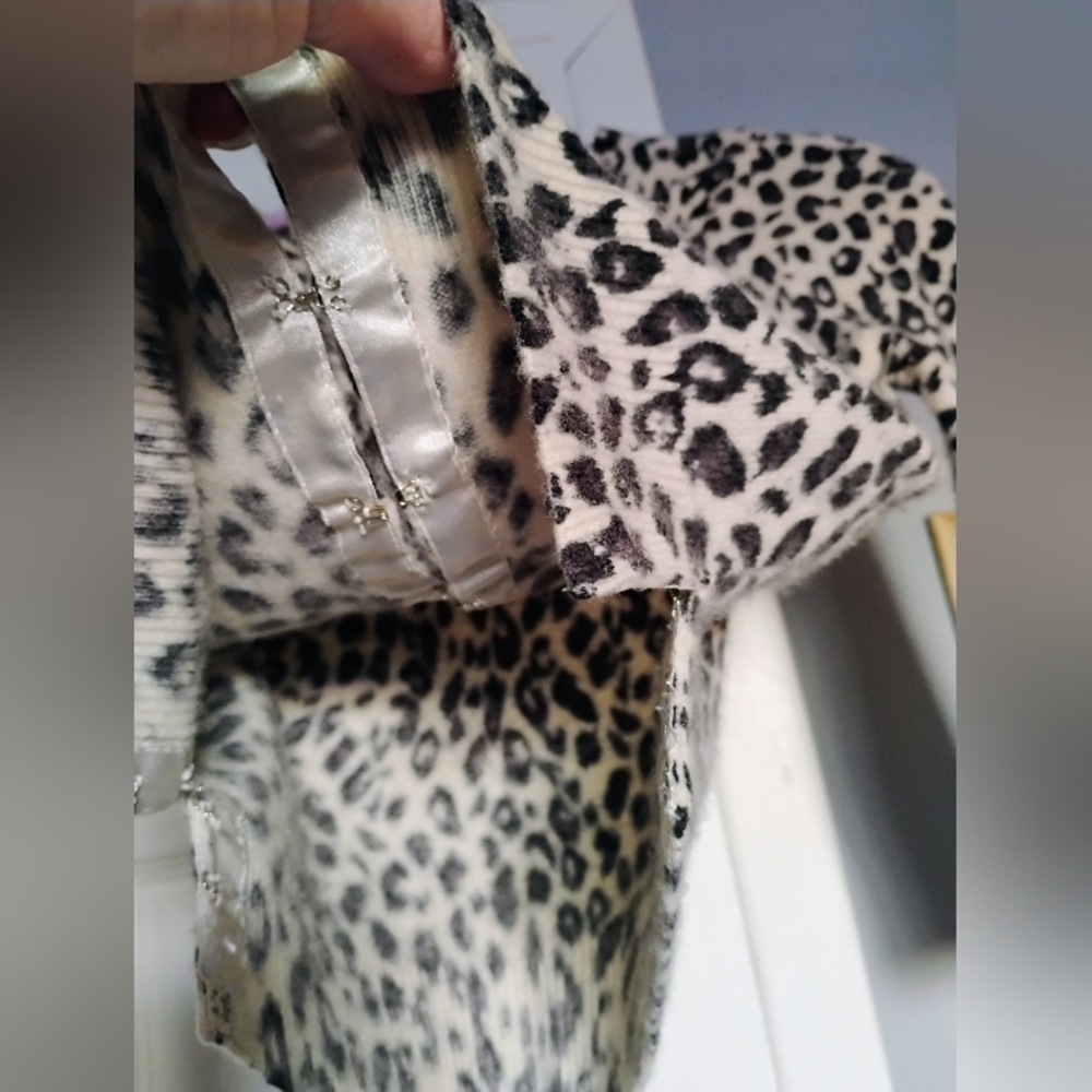 💥SOLD💥Vintage BEBE 100% Cashmere Leopard Print Cardigan w/Hook Closures SIZE S - Picture 3 of 9